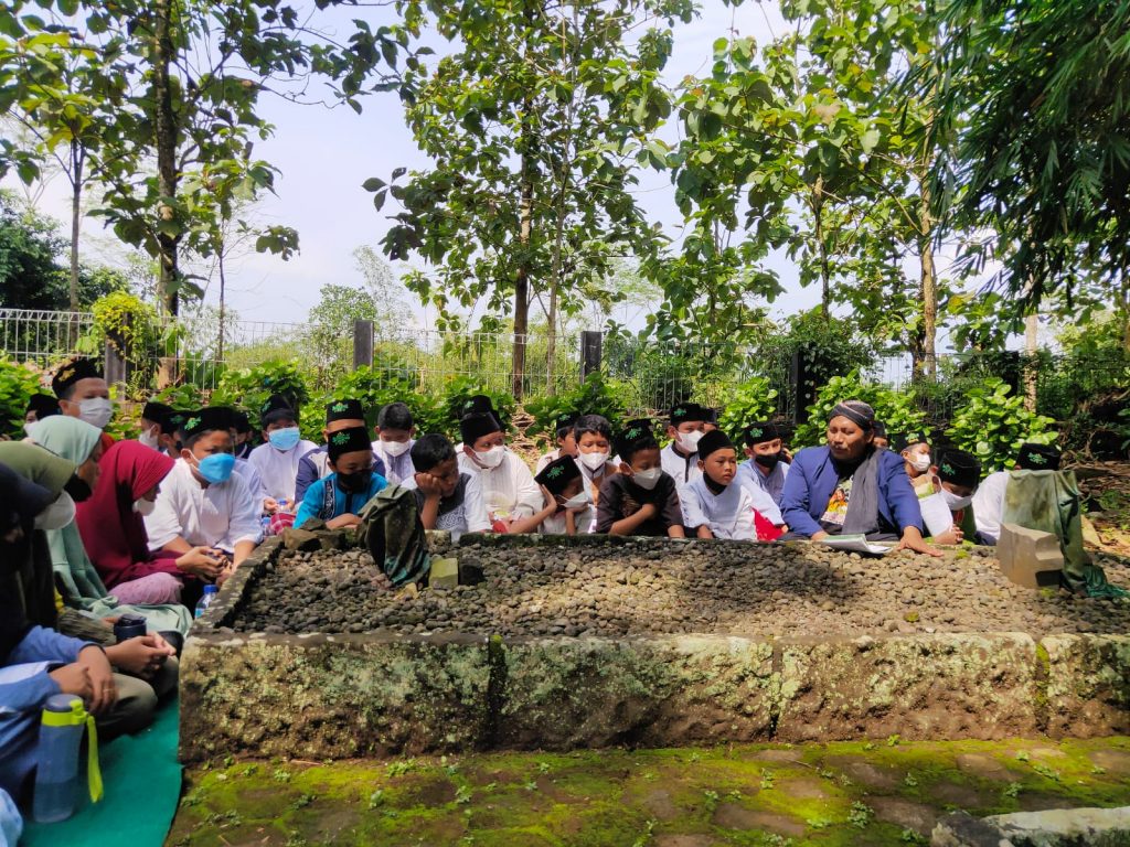 Merawat Tradisi NU Lewat Ziarah Kubur