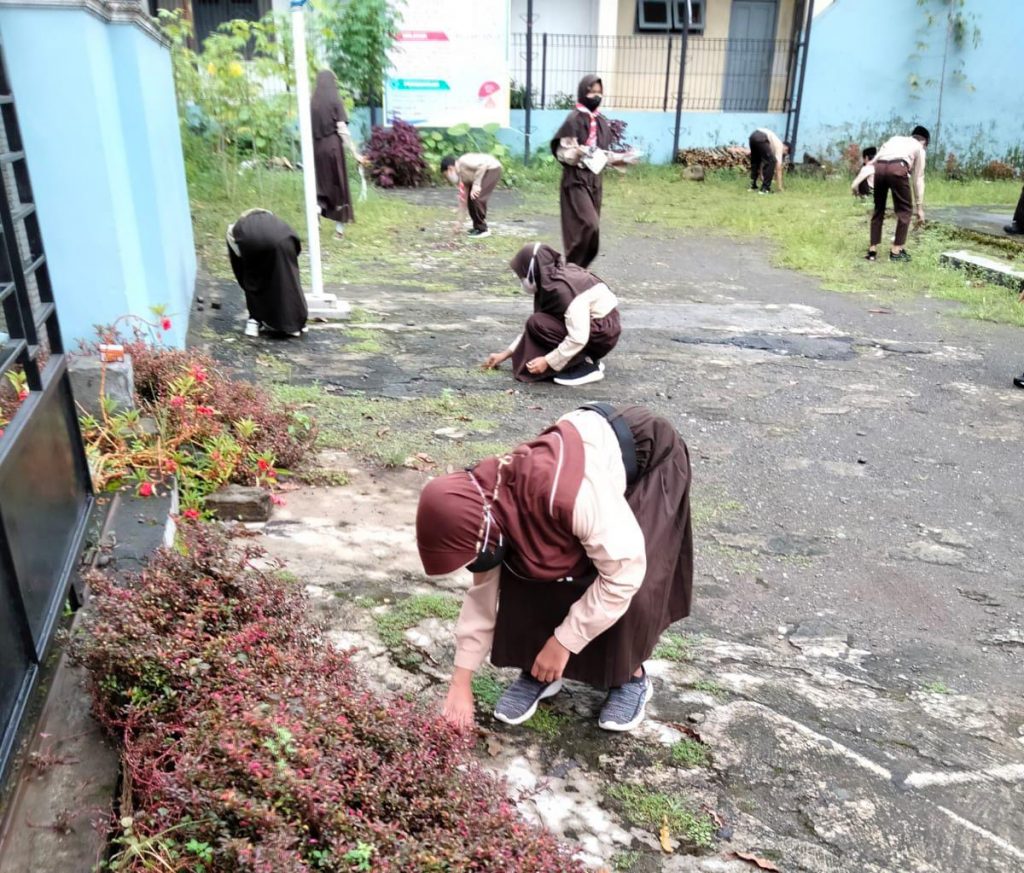 Harlah Ke 5, Pramuka SD NU Master Laksanakan Bakti Lingkungan