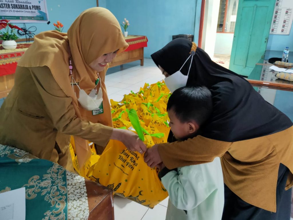 Momentum Nuzulul Qur’an SD NU Master Laksanakan Kegiatan Berbagi