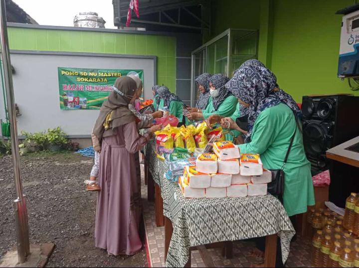 Sinergi POMG dan Sekolah, Gelar Bazar  pada Momen 10 Muharrom