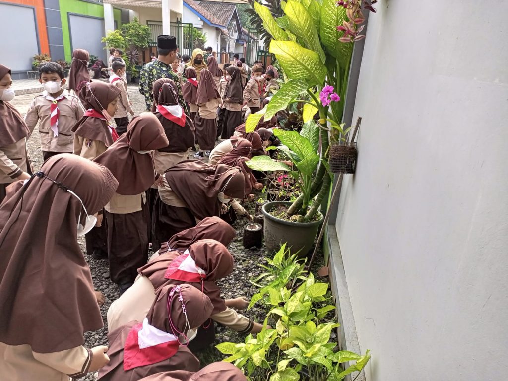 World Cleanup Day: Pramuka SD NU Master Gelar Giat Bakti Lingkungan