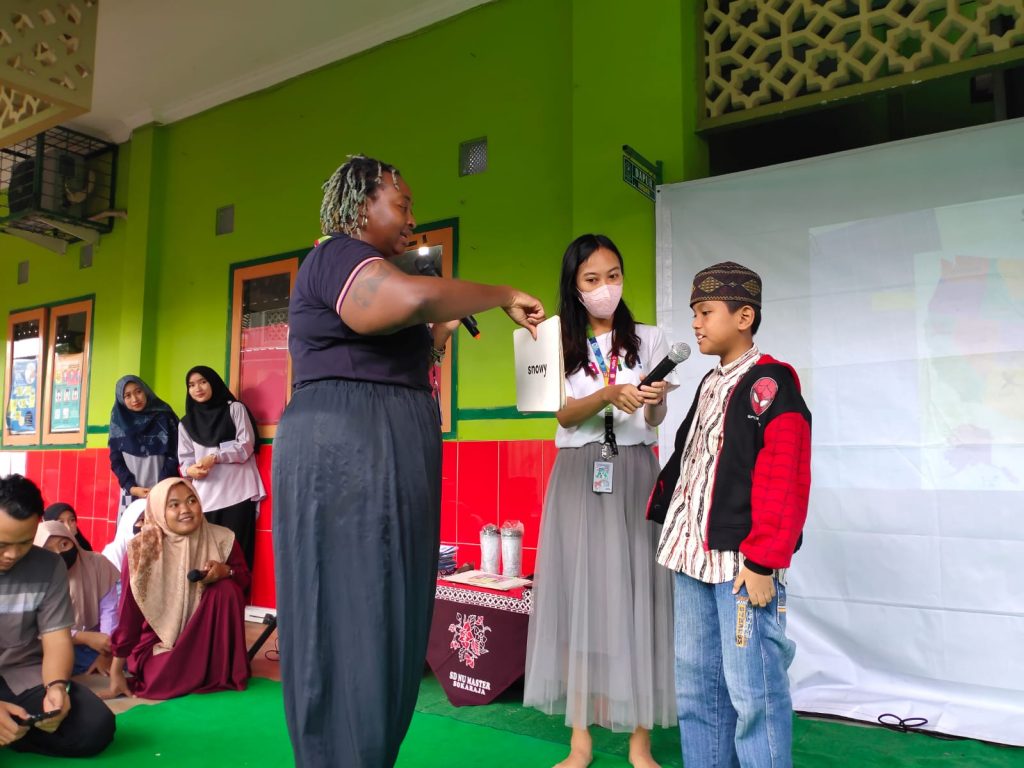 Dukung Program Multiple Language Sekolah, SD NU Master Sokaraja Undang Native Speaker dari USA